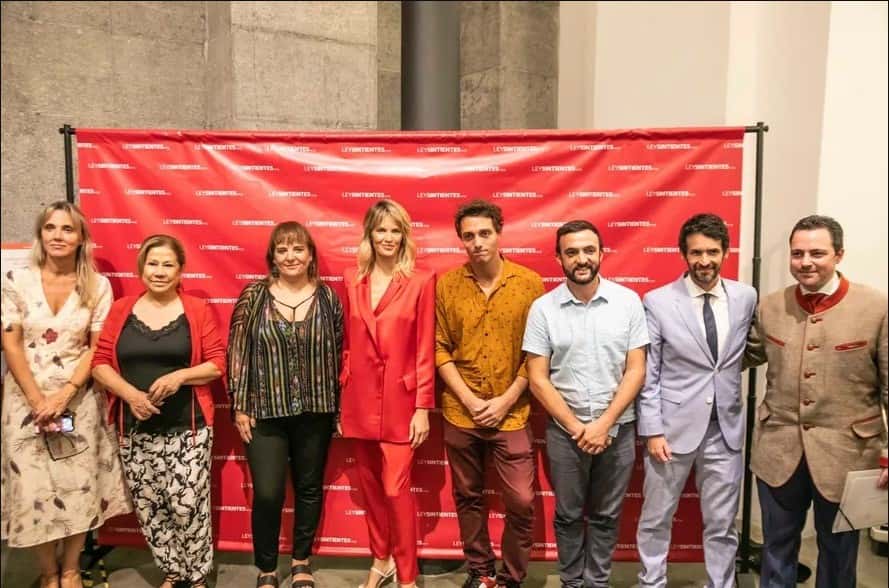 Junto a la modelo posaron; Gladys González, Graciela Camaño, Natalia Souto y Leonardo Grosso, entre otros legisladores nacionales.