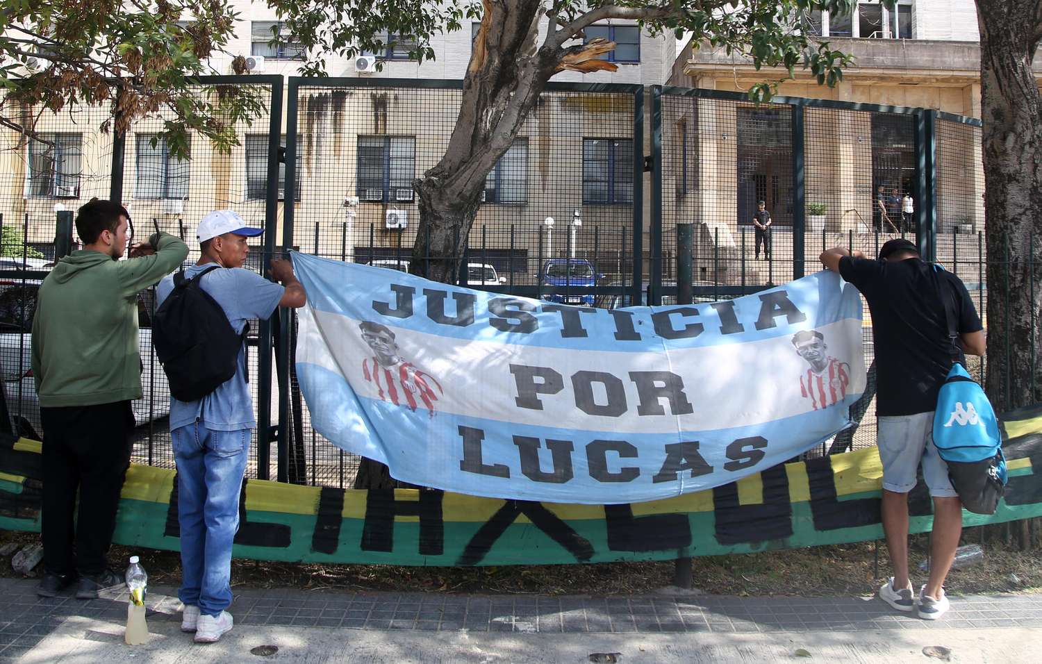 Familiares y amigos de Lucas González reclamaron justicia, en el inicio del juicio.