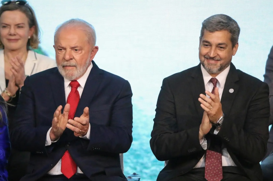 Luiz Inácio Lula da Silva y Mario Abdo Benítez, durante el acto de ayer en Foz de Iguazú.