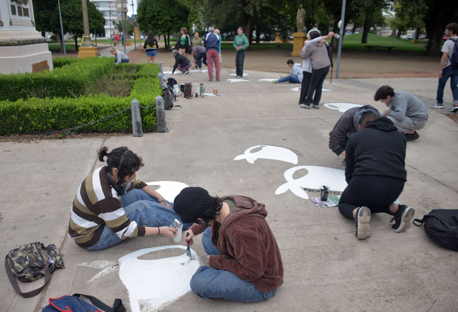 Los jóvenes se sumaron a la jornada en la que se pintaron los pañuelos de la Plaza Independencia