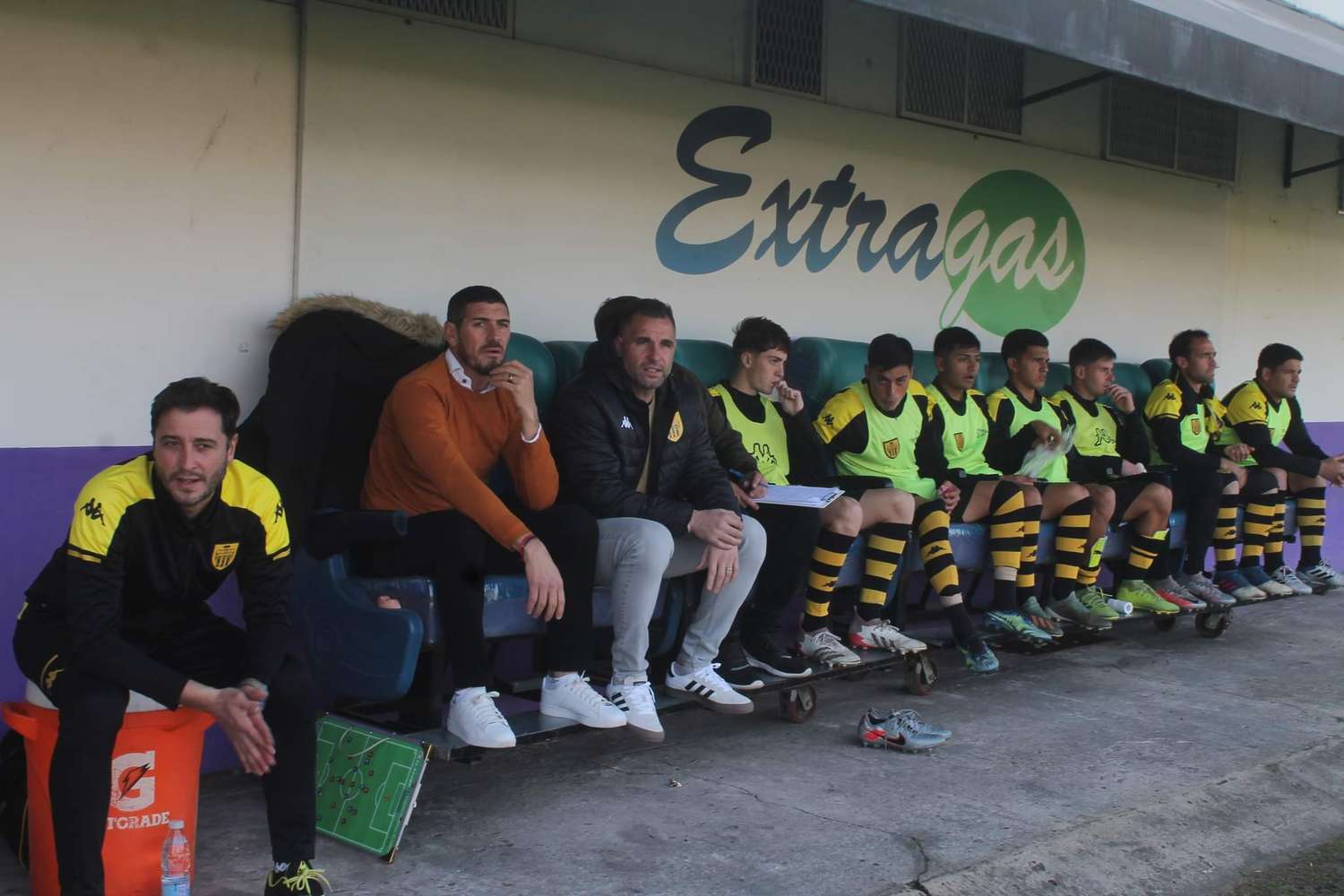 Un banco de suplentes de Santamarina en la temporada pasada, cuando era dirigido por Osvaldo Barsottini y Mariano González.