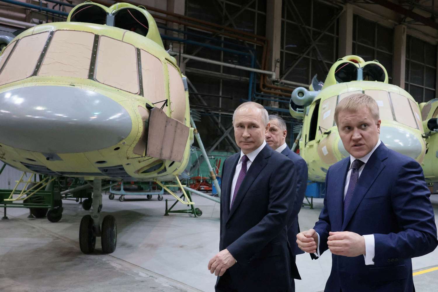 El presidente ruso visitó una fábrica de aviones.