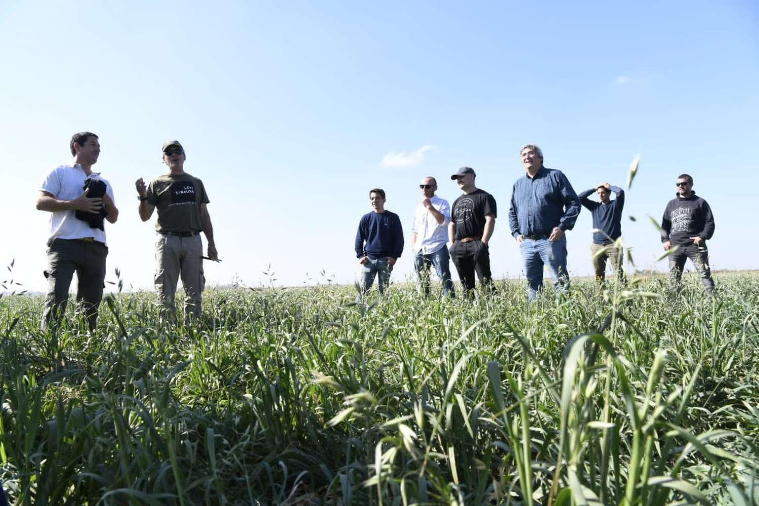 El ministro de Desarrollo Agrario Javier Rodríguez, en la recorrida por la Chacra Experimental de Coronel Suárez.