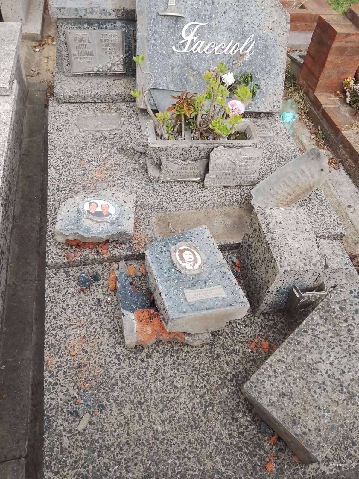 Vecinos denuncian que continúan los robos de placas en el Cementerio Municipal