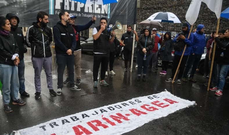 Los trabajadores de Clarín se congregaron en la puerta del diario.