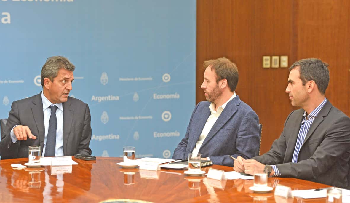 Los ministros de Economía de la Nación, Sergio Massa, y de la Provincia, Pablo López, durante la firma del préstamo.