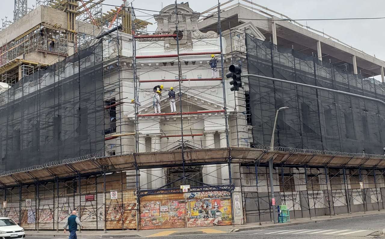 Con los andamios aún en pie, el Paseo del Banco avanza con la restauración de la fachada