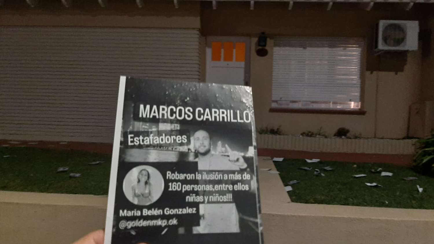 Los vecinos protestaron en la puerta de la casa de Marcos Carrillo por la venta de entradas truchas