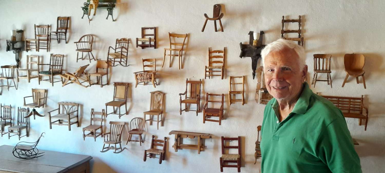 Jorge es ebanista y hace sillas de todo tipo en miniatura