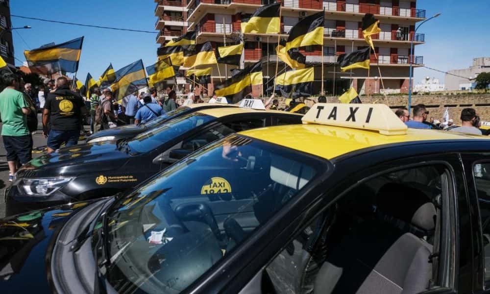 Taxistas y remises en medida de fuerza