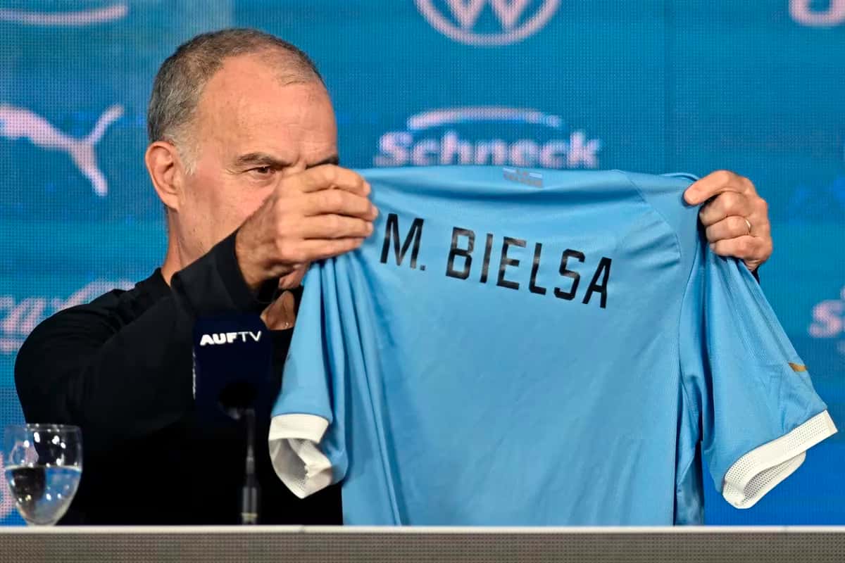 "No tuvieron que convencerme", dijo Bielsa al ser presentado como seleccionador de Uruguay