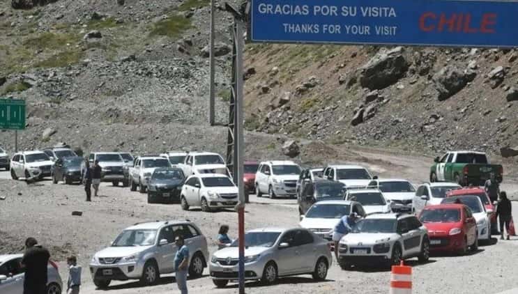 Miles de chilenos cruzan por el paso del Cristo Redentor hacia Mendoza para comprar más barato.