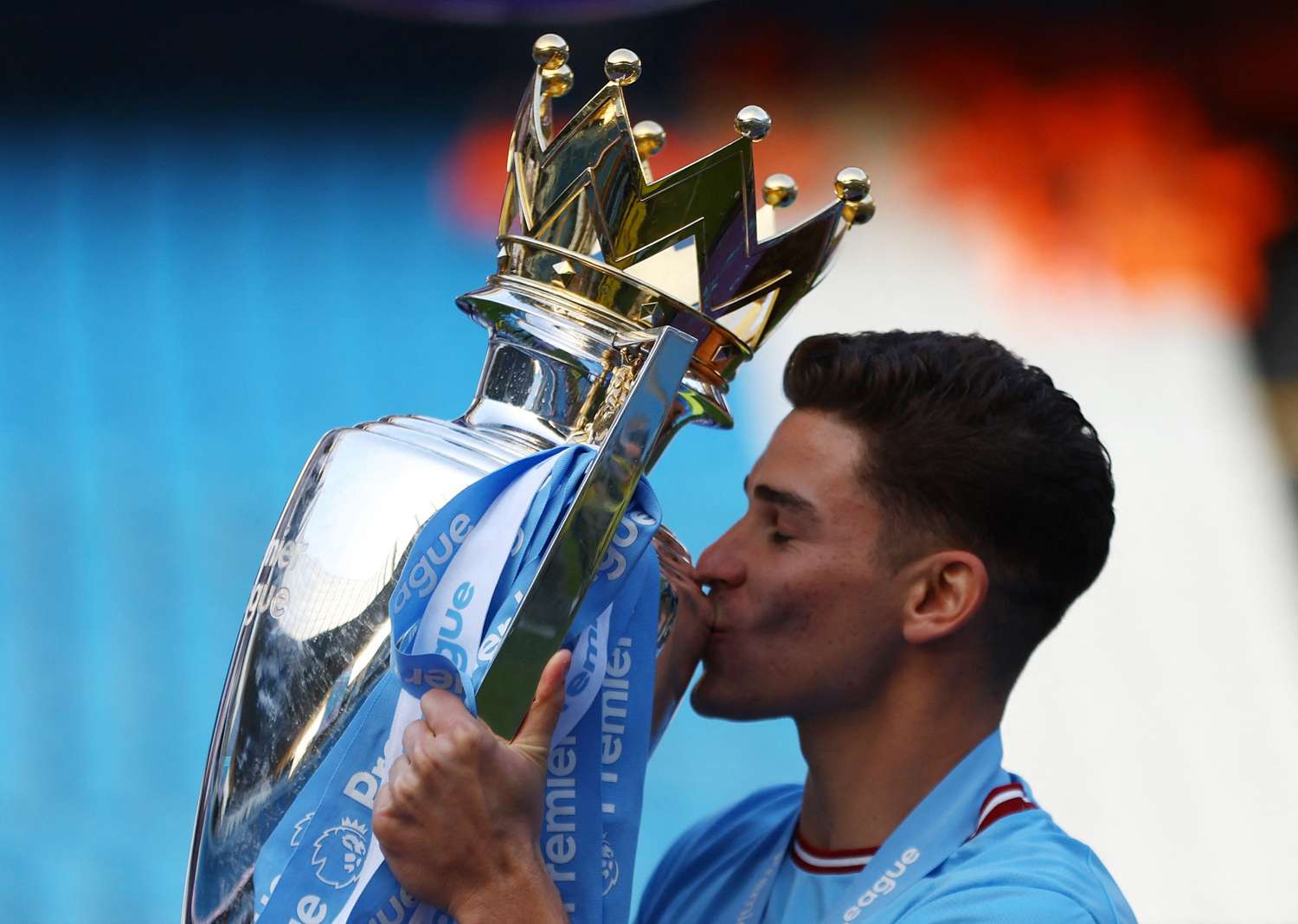 Alvarez besa el trofeo de la Premier League.
