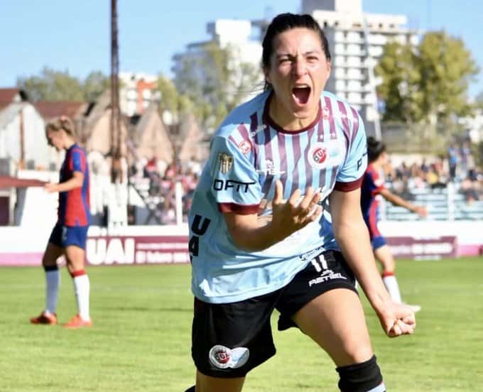 Romina Núñez se lució en la goleada de UAI Urquiza.