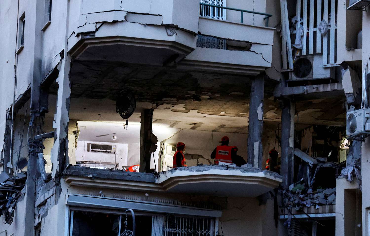 Rescatistas palestinos inspeccionan una casa donde el comandante de la Jihad Islámica Ahmed Abu Daqqa fue asesinado en un ataque israelí.