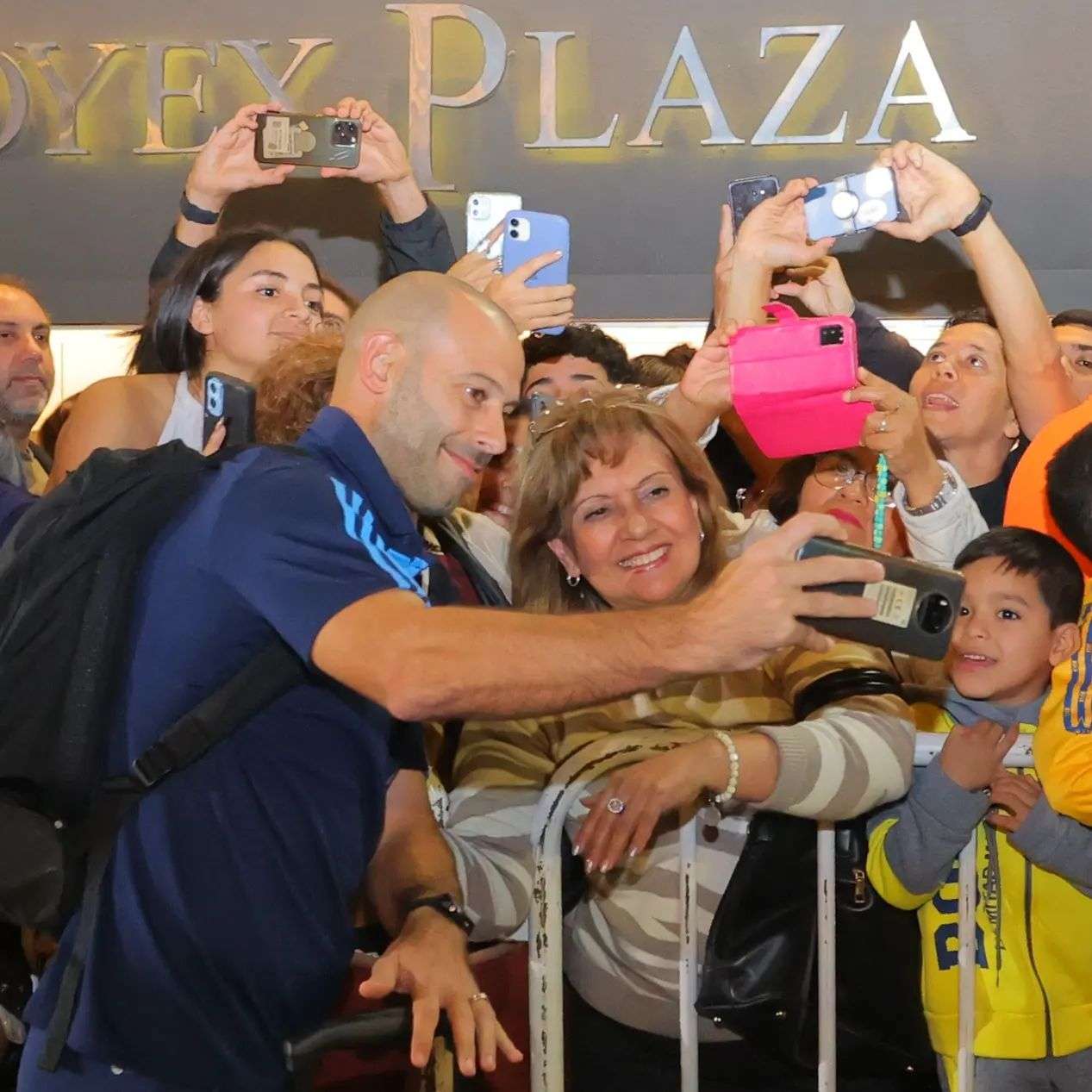 Mascherano y su gentileza con el público santiagueño. (Foto de AFA).