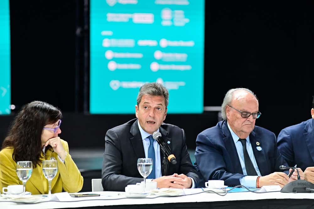 Sergio Massa, junto con la presidenta del Banco Nación, Silvina Batakis, y el secretario de Industria y Desarrollo Productivo, José Ignacio de Mendiguren.