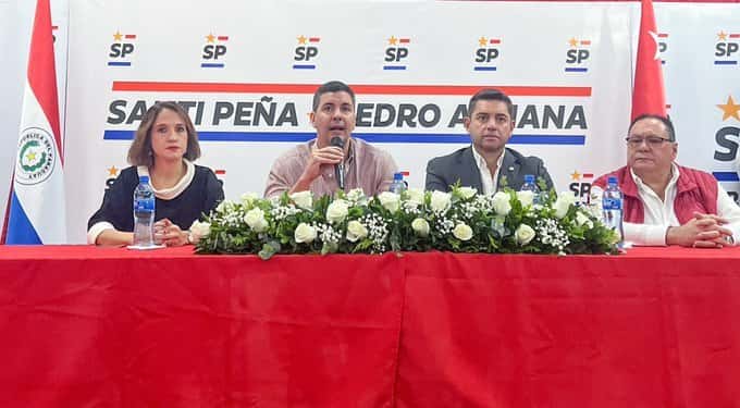 Santiago Peña encabezó ayer una conferencia de prensa.
