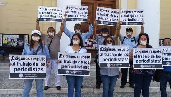 Periodistas exteriorizaron sus protestas en Perú.