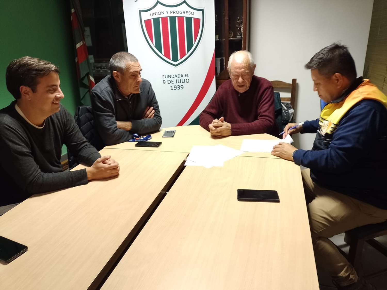 Ordoñez, Leanes y Birge, en la firma del contrato.