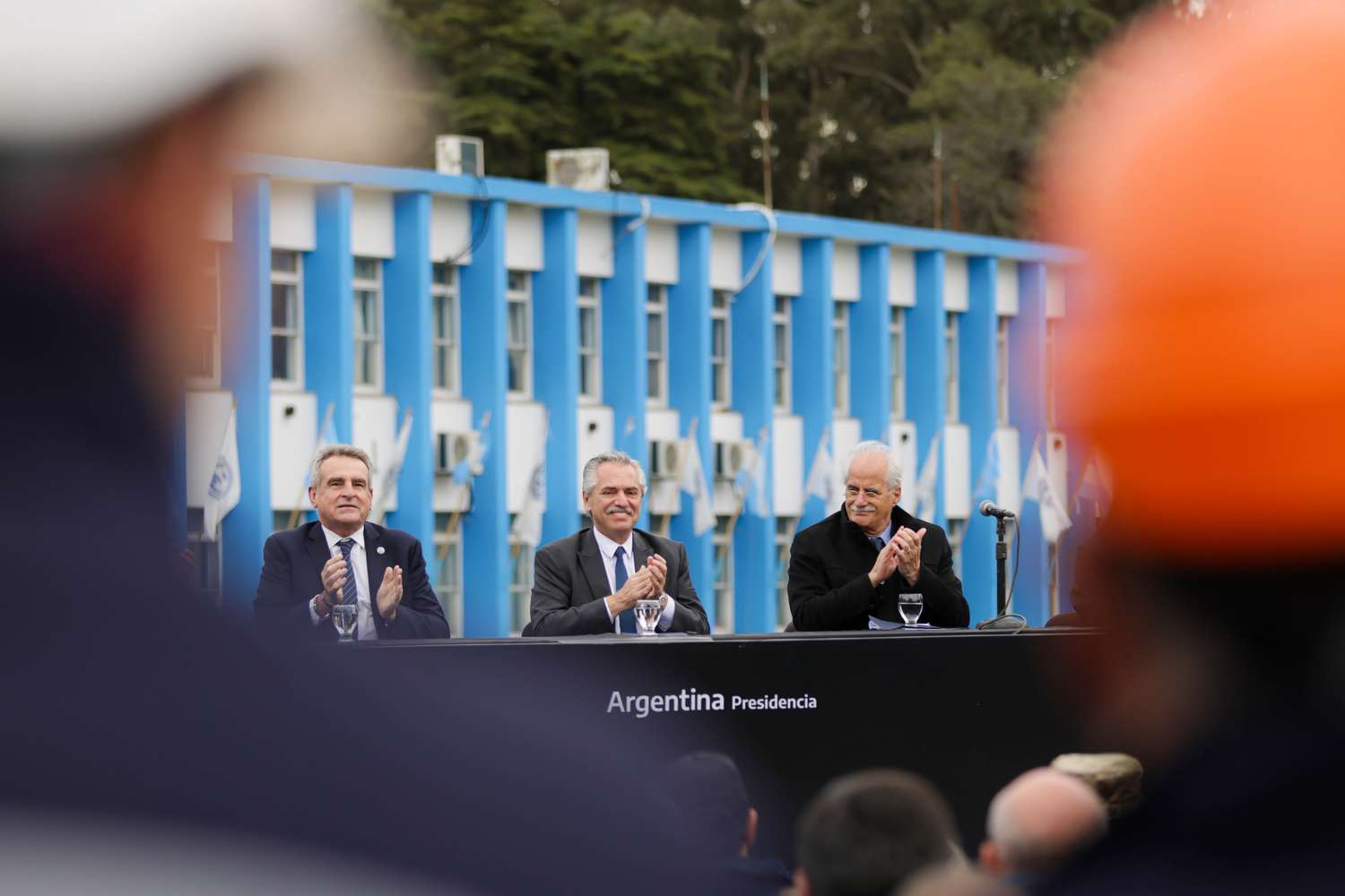 En Azul, Alberto Fernández encabezó la ceremonia de reapertura de la fábrica militar