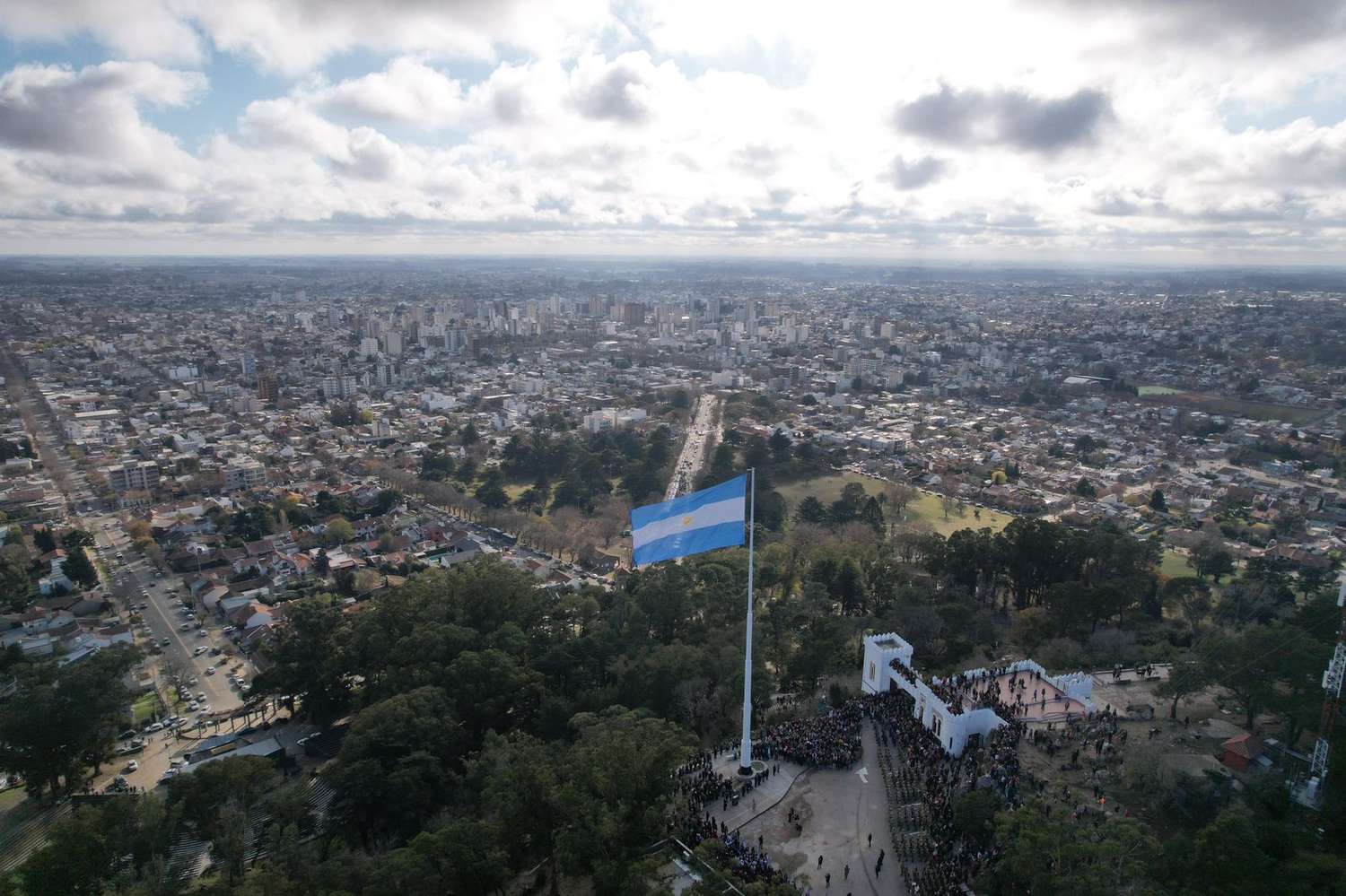La bandera argentina, con la ciudad de fondo.