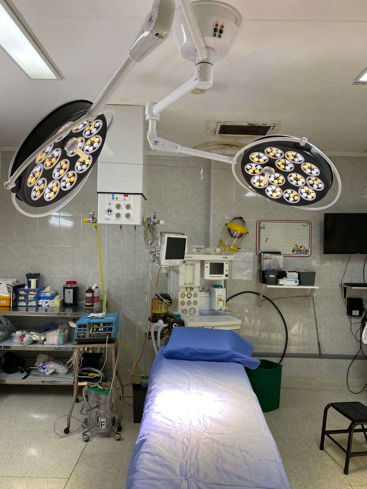 El moderno sistema de luces ya se encuentra instalado en el sector de quirófano del Hospital.