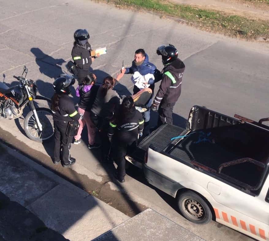 Un motociclista exhibe un cuchillo durante un operativo de tránsito realizado el miércoles pasado. La foto fue tomada por vecinos.