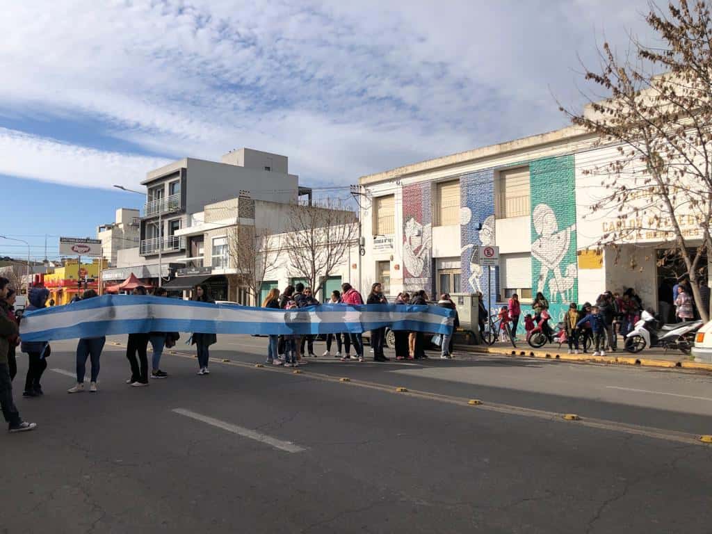 Por la falta de respuestas, padres de la Escuela 2 cortaron el tránsito en la avenida España