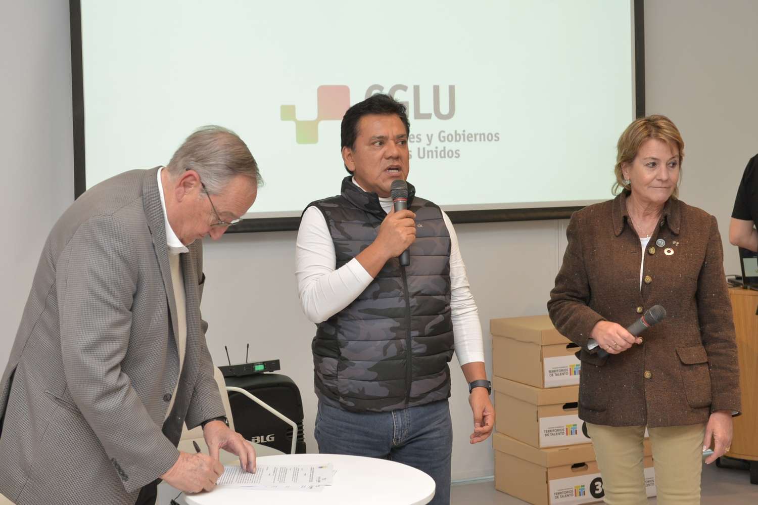Lunghi firmó un convenio de cooperación con municipios de otros países.