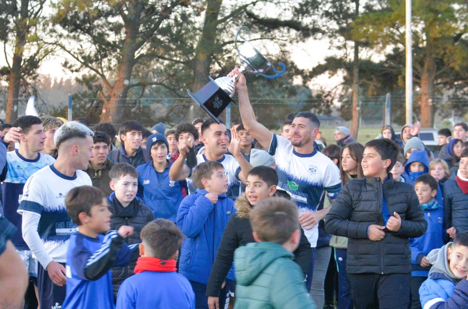 Barsottini, trofeo en mano, es la imagen del festejo de Gimnasia.