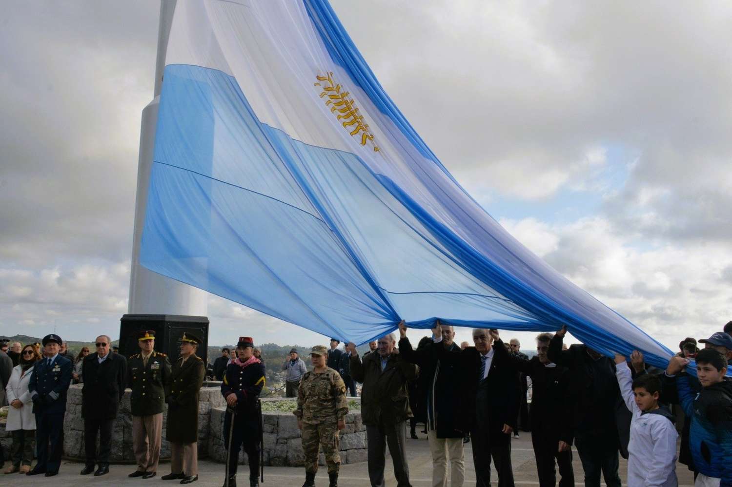 Tras el acto inaugural, la bandera argentina ya flamea en el mástil de 42 metros en la cima del Parque