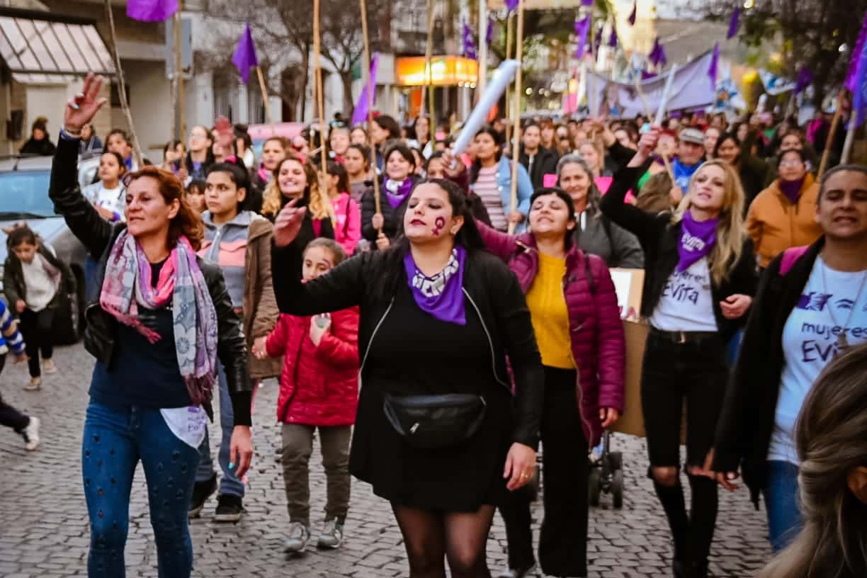 La columna de mas de una cuadra de longitud recorrió la ciudad exponiendo las demandas y necesidades el movimiento feminista.