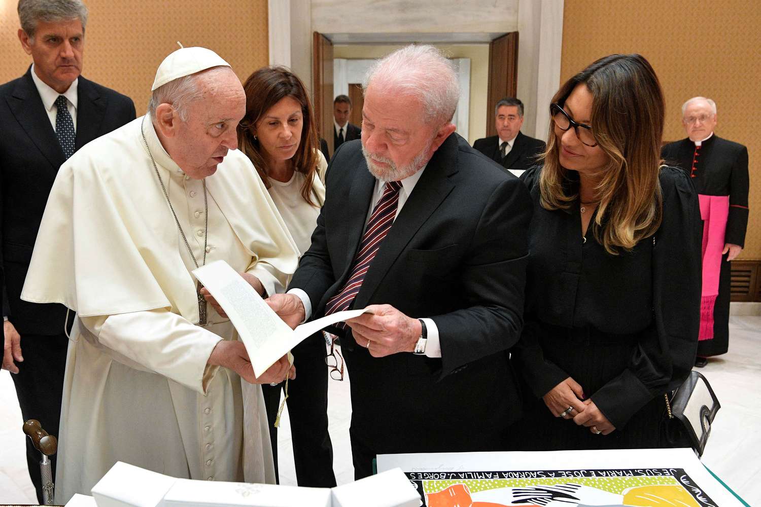 Lula tuvo una audiencia privada con el Papa y lo invitó a Brasil