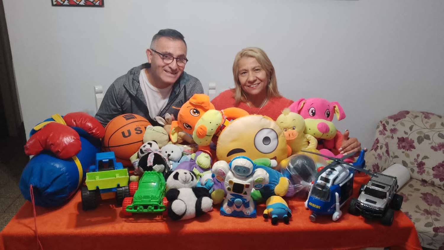 Luis y Silvia con algunos de los juguetes donados.