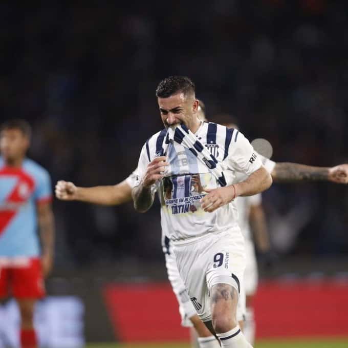 Santos festeja el gol de la victoria cordobesa.