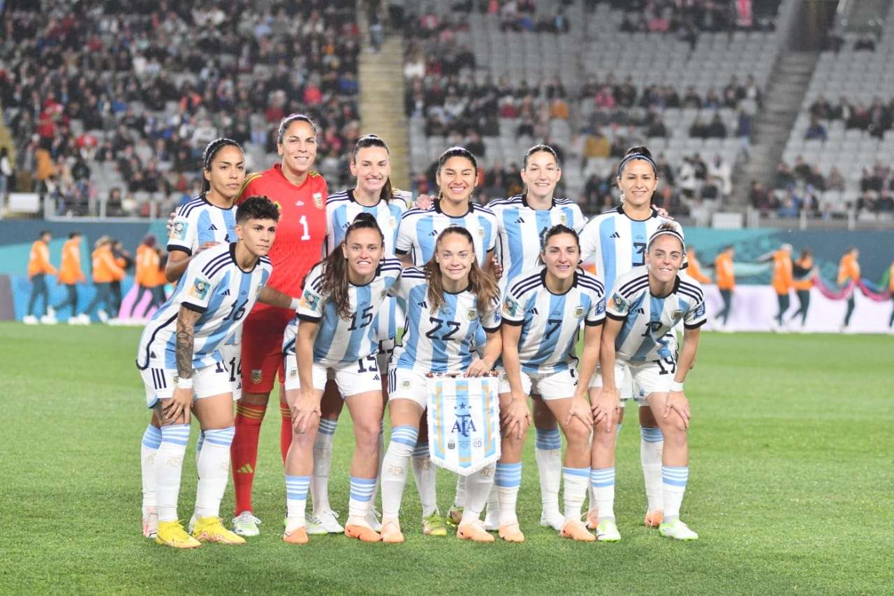El seleccionado argentino, en su debut. Para Romina Núñez (7) también fue su estreno mundialista.