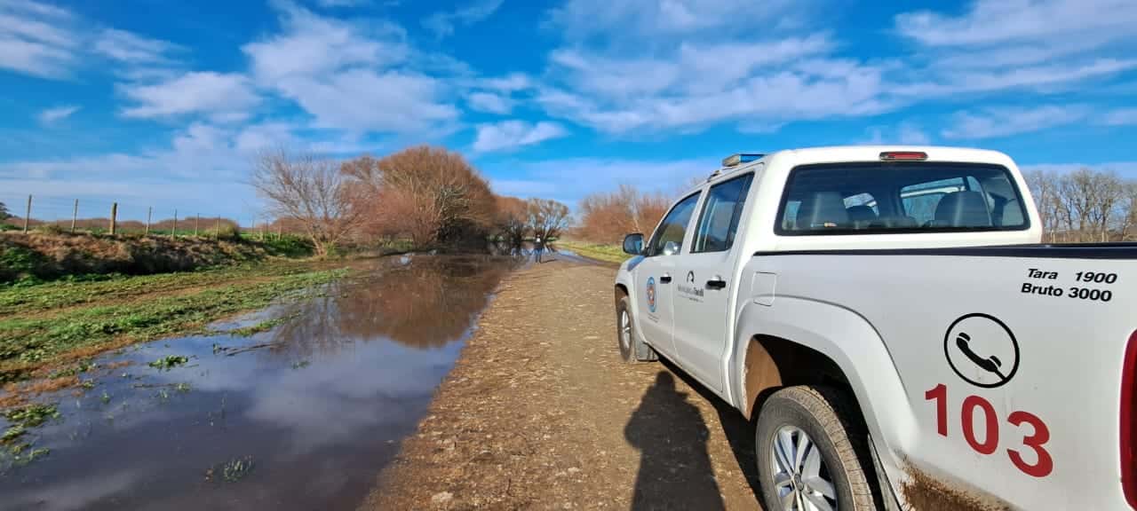 Un desborde en el arroyo Chapaleofú provocó anegamientos en el camino rural a Azucena