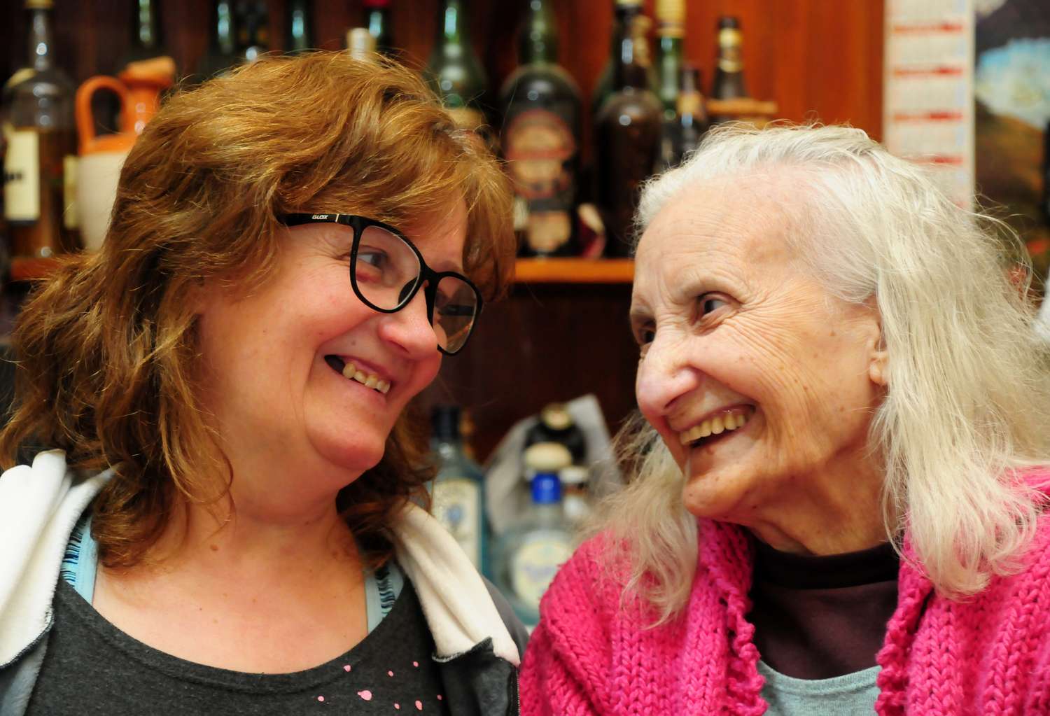 Araceli y su madre Adela mantienen viva la historia del boliche.