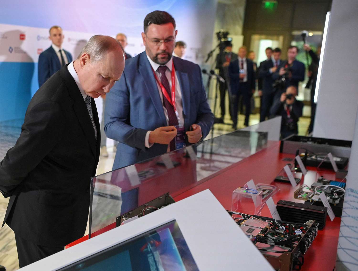 El presidente ruso, Vladimir Putin, visitó una exposición de tecnologías cuánticas en Moscú.
