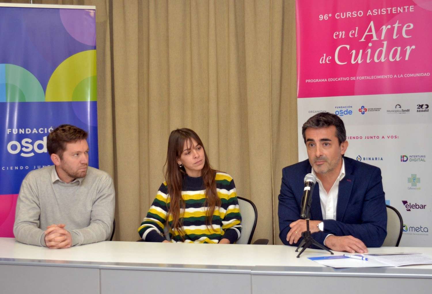 Matías Tringler, Lucía González y Andrés Barzola Martin, en el anuncio del curso Asistentes en el Arte de Cuidar.