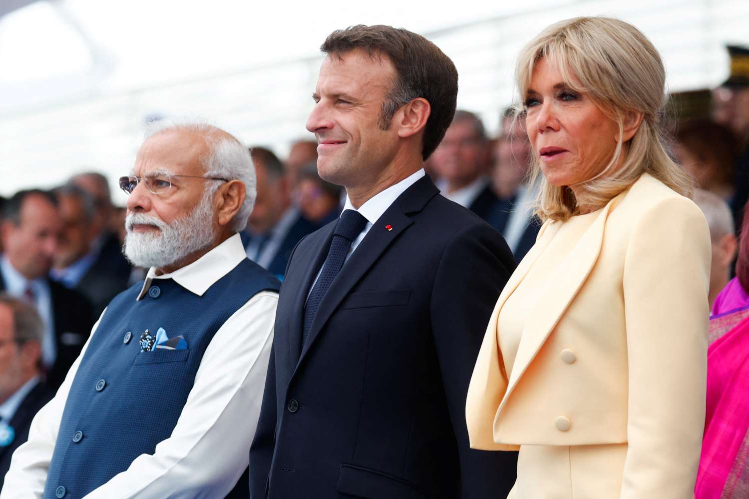 El primer ministro de la India, Narendra Modi, el presidente Emmanuel Macron y la primera dama, durante el desfile de ayer.