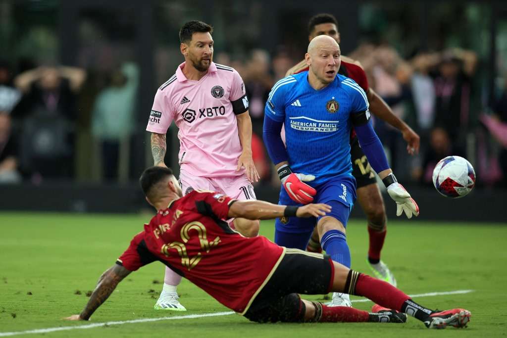 Messi convierte su segundo gol de la noche.