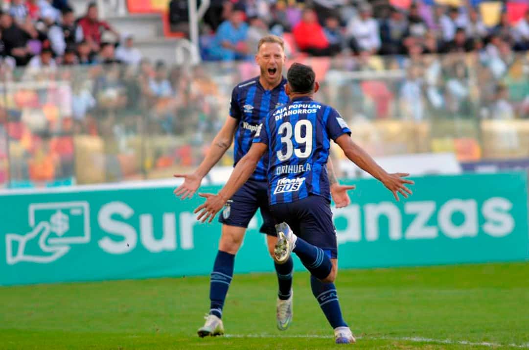 Menéndez festeja con Orihuela el segundo gol tucumano.