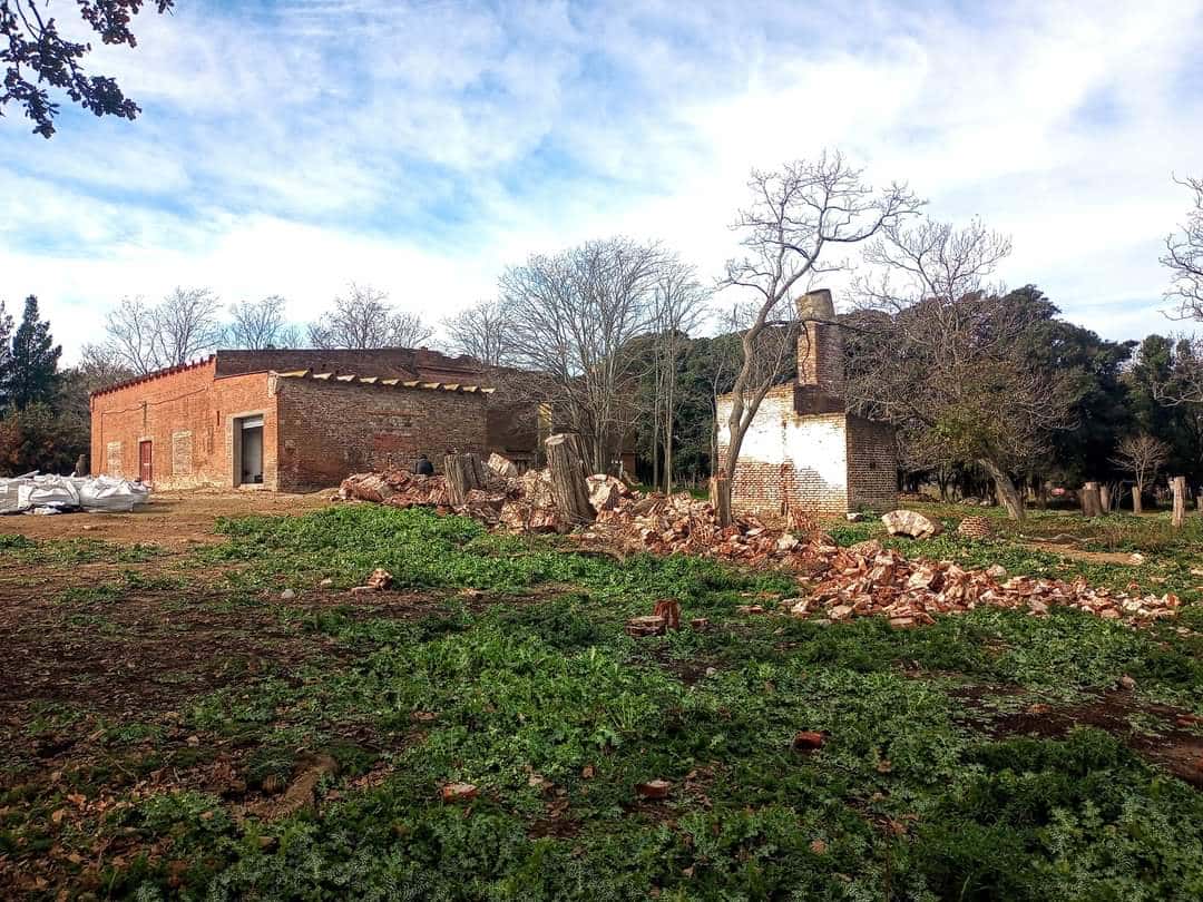 Piden respuestas acerca de la reciente demolición de la chimenea de la exfábrica “La Tandilera”, ubicada en Gardey.
