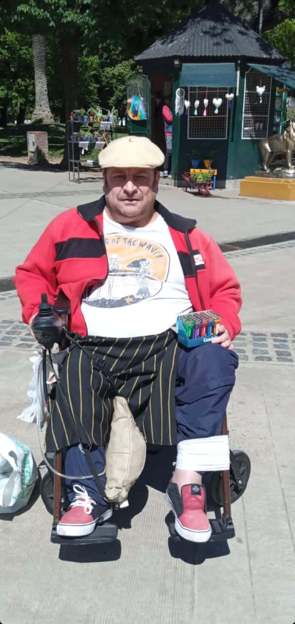 Un vendedor ambulante de la ciudad pide ayuda para comprar una silla de ruedas nueva