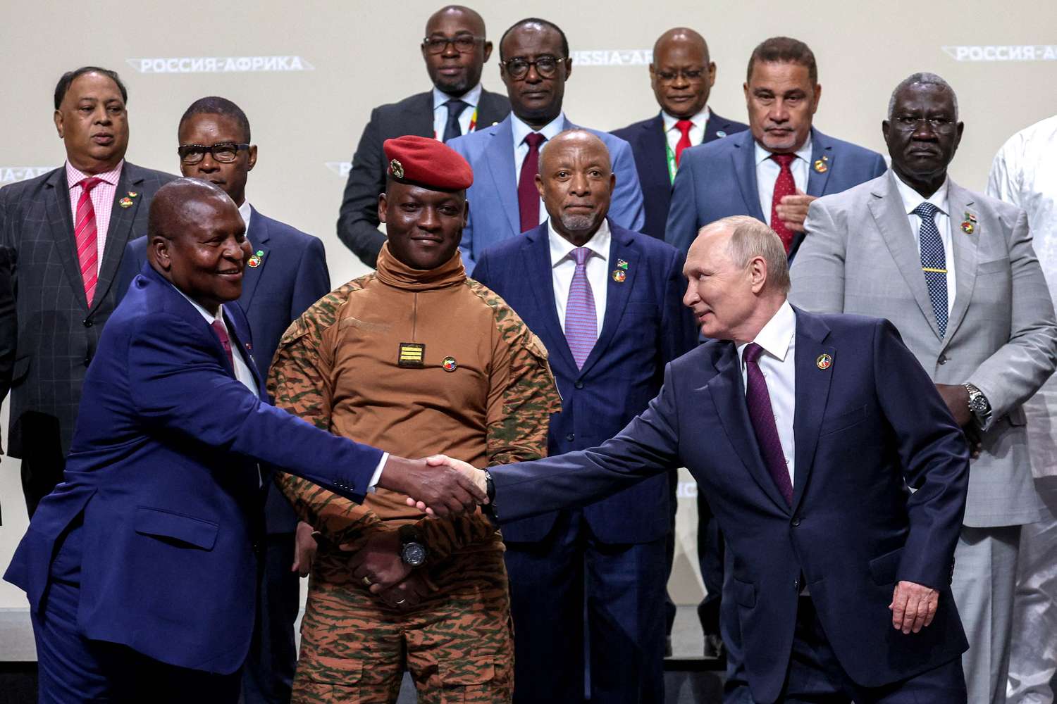 El presidente ruso Vladimir Putin y los participantes de la cumbre Rusia-África posaron para una foto en San Petersburgo.