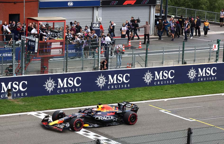 Verstappen cruza la meta en Spa-Francorchamps.