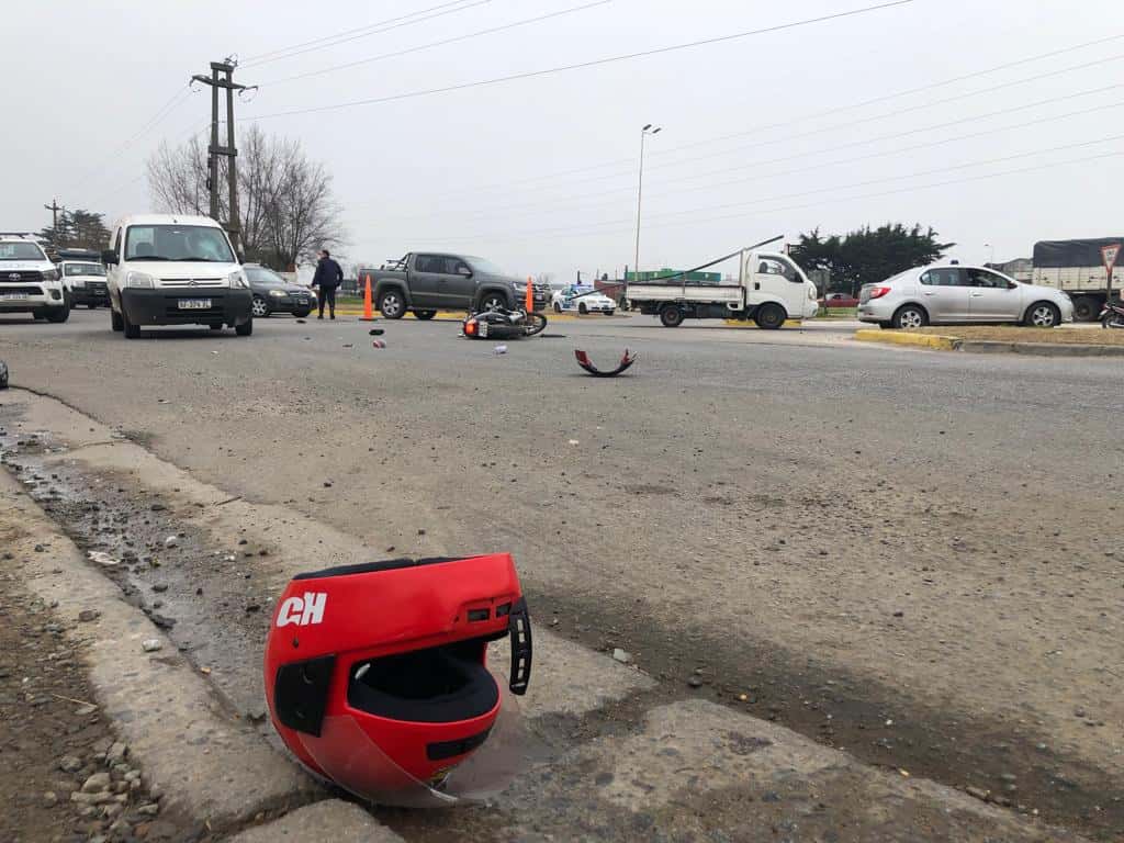Madre e hija heridas: choque entre una camioneta y una moto en Colectora y Rauch