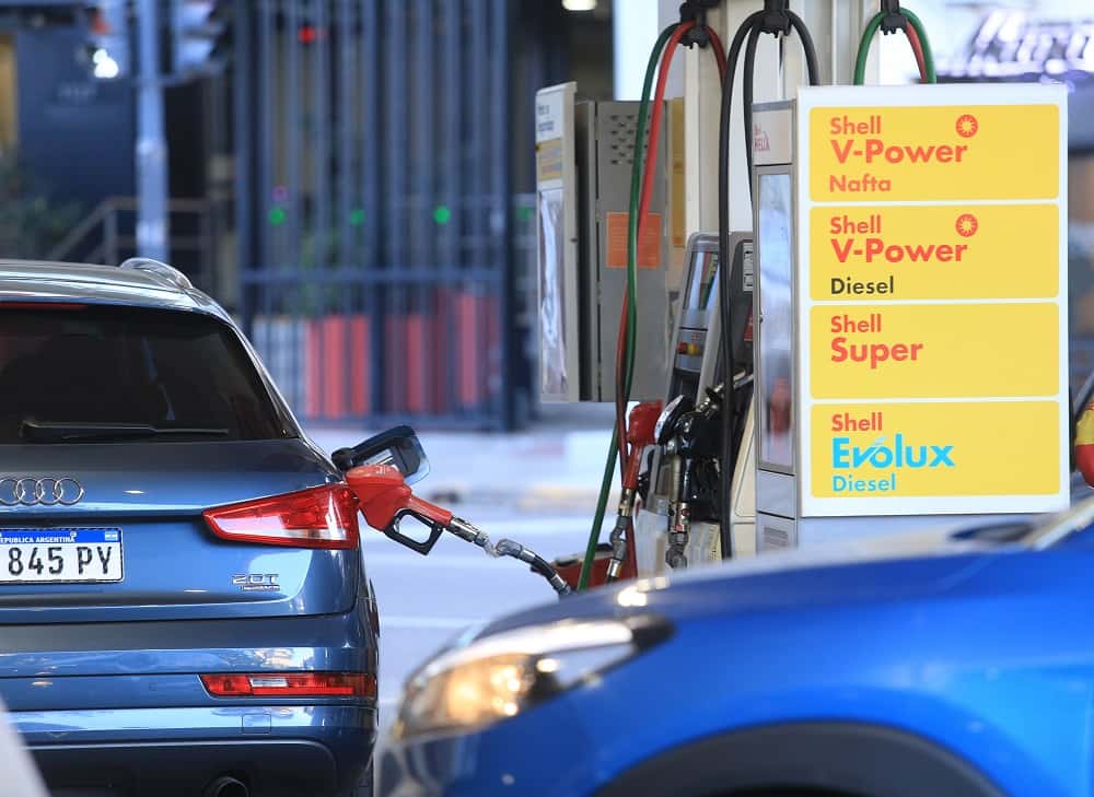 Shell y Axion aumentaron los precios de sus combustibles.